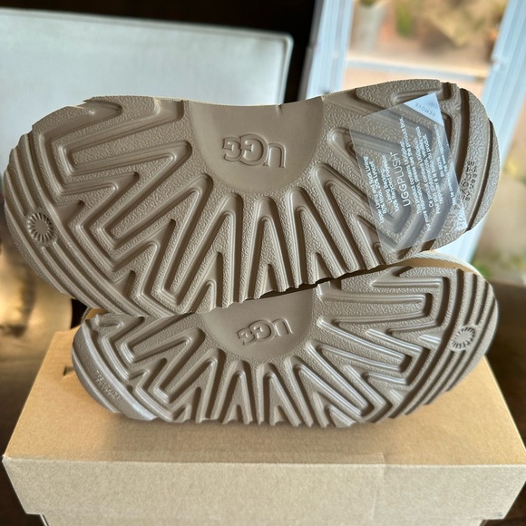 UGG Neumel II Boot - Picture 7 of 8